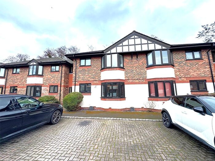 2 Bedroom Flat For Sale In Waterside Court, Fleet, Hampshire, GU51