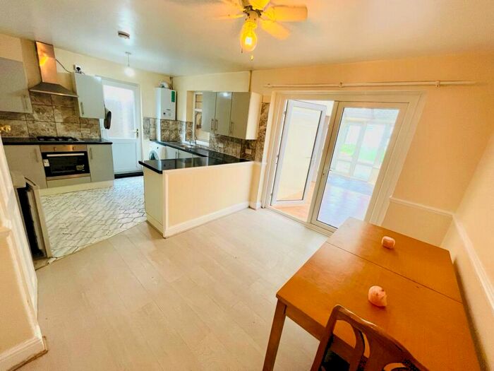 4 Bedroom Flat To Rent In Dagenham, RM10