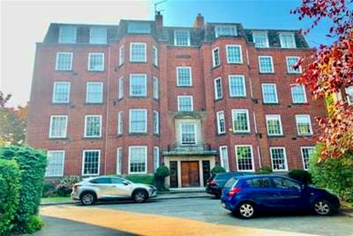 3 Bedroom Flat To Rent In Kenilworth Court, Birmingham. B16 9ns.