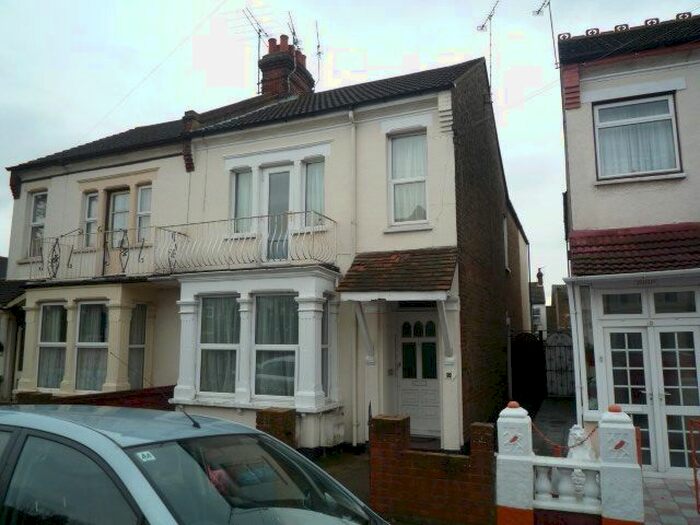 2 Bedroom Flat To Rent In Westcliff On Sea, Essex, SS0