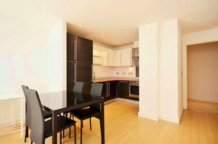 3 Bedroom Flat To Rent In Walnut Tree Close, Guildford GU1, Guildford,