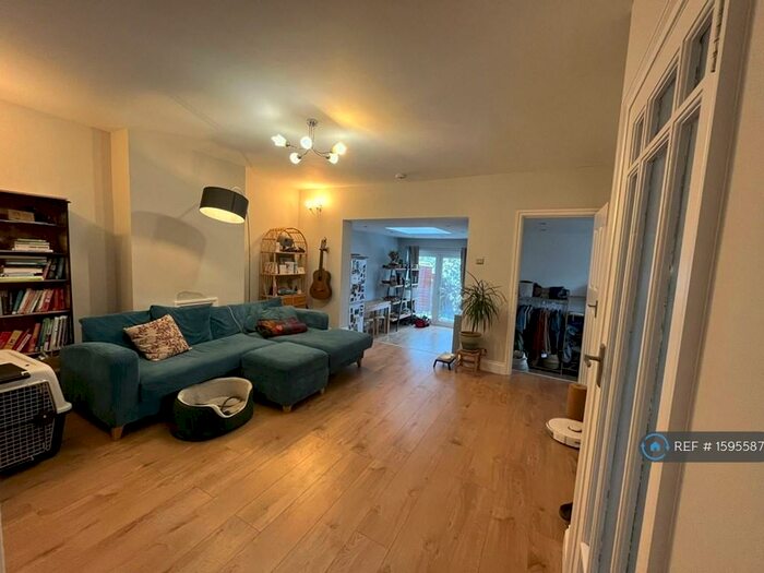 3 Bedroom Bungalow To Rent In Langley Avenue, Worcester Park, KT4