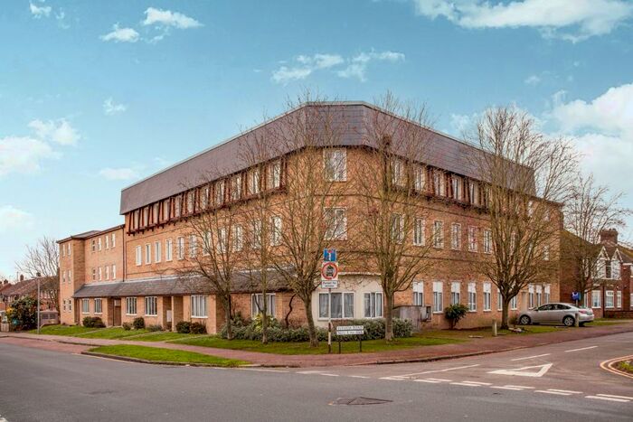 3 Bedroom Maisonette To Rent In Holyoake Court, CB5