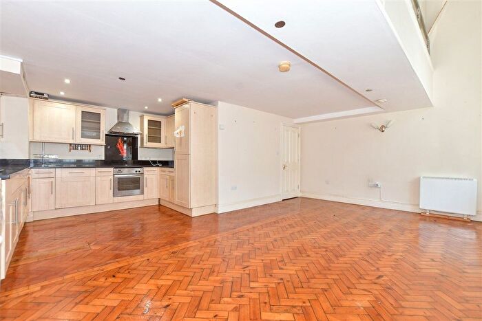 2 Bedroom Flat For Sale In Ladywell, Dover, Kent, CT16