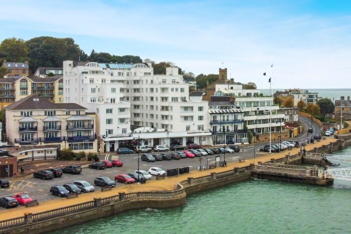 2 Bedroom Flat For Sale In The Parade, Cowes., PO31
