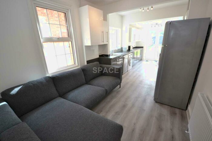 5 Bedroom Terraced House To Rent In St. Bartholomews Road, Reading, RG1