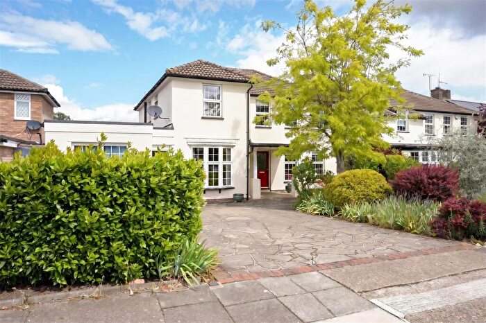 4 Bedroom Detached House For Sale In Mospey Crescent, Epsom, KT17