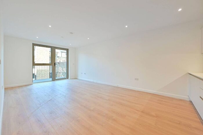 2 Bedroom Flat To Rent In Solomons Passage, Peckham Rye, London, SE15