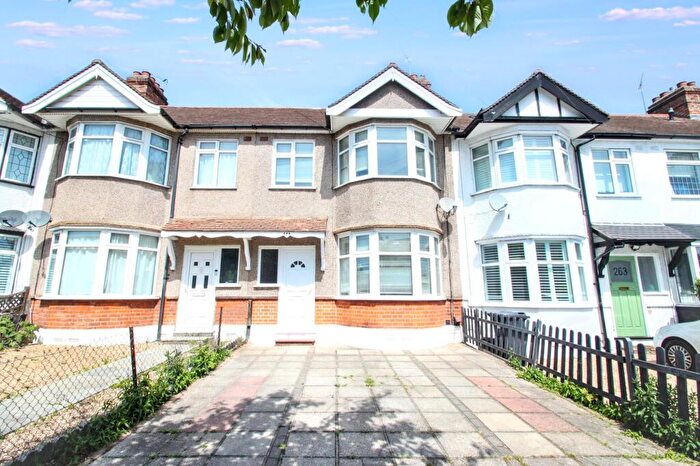 3 Bedroom Terraced House To Rent In Buckhurst Way, Buckhurst Hill, IG9