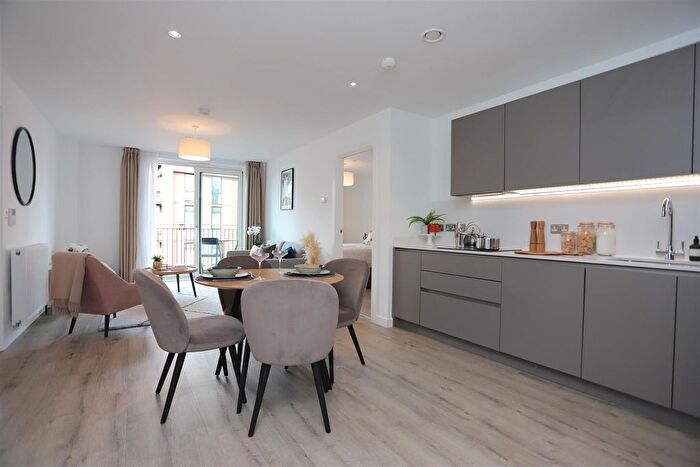 2 Bedroom Flat To Rent In Rolling Street, Salford, M5