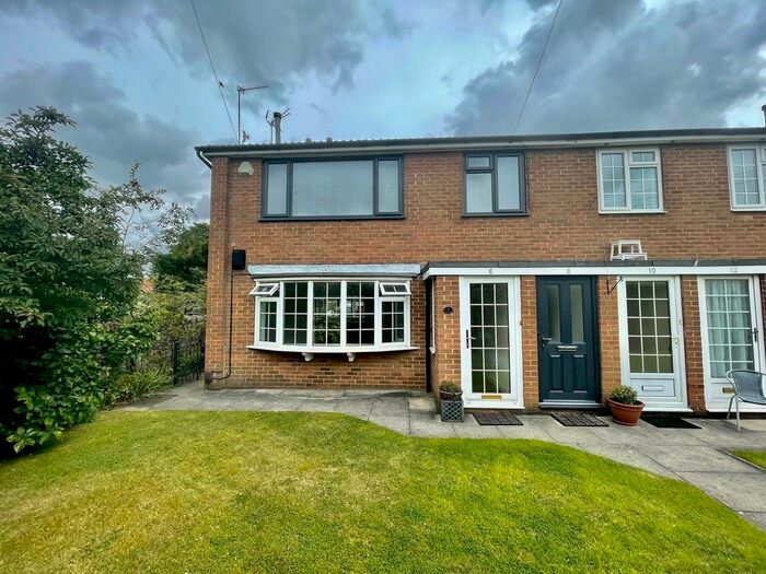 2 Bedroom Flat To Rent In Crag Hill Avenue, Leeds, West Yorkshire, Uk, LS16