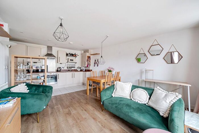 2 Bedroom Flat For Sale In Garratt Lane, London, SW17