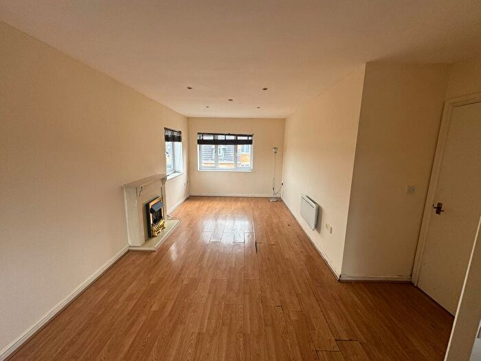 2 Bedroom Garages To Rent In Linden Road, LU4