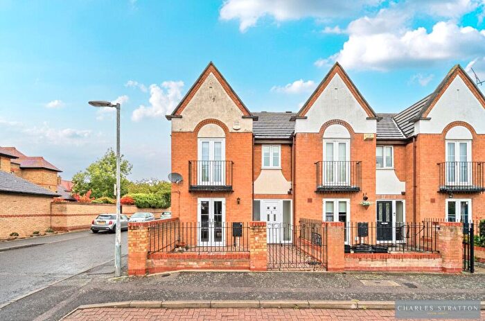 3 Bedroom End Of Terrace House For Sale In Landseer Close, Hornchurch, RM11