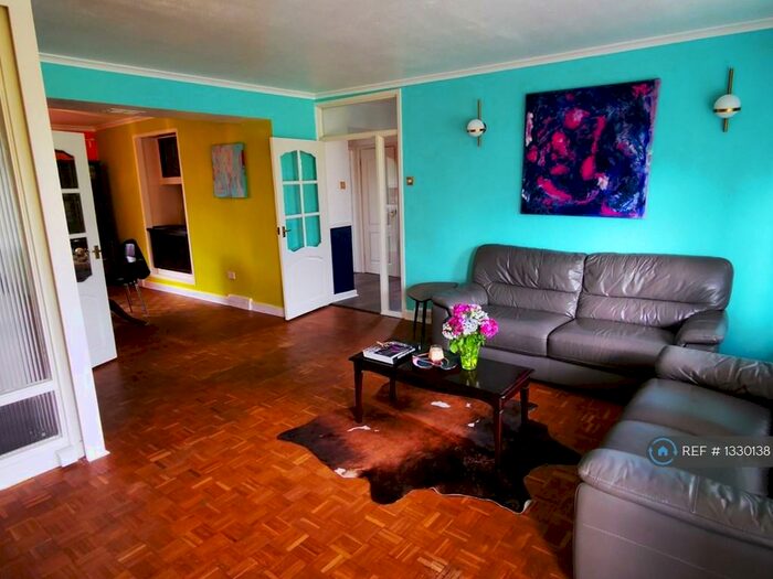 2 Bedroom Flat To Rent In Brecon Court, London, SE9