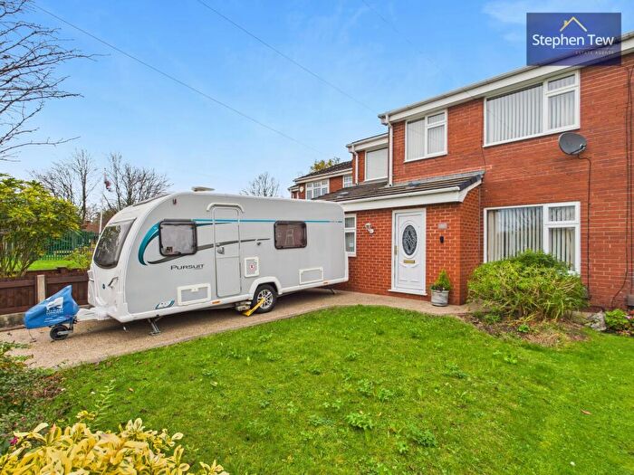 4 Bedroom Semi Detached House For Sale In St. Georges Avenue, Westhoughton, BL5