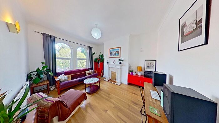 2 Bedroom Flat To Rent In Victoria Road, Hyde Park, Leeds, LS6