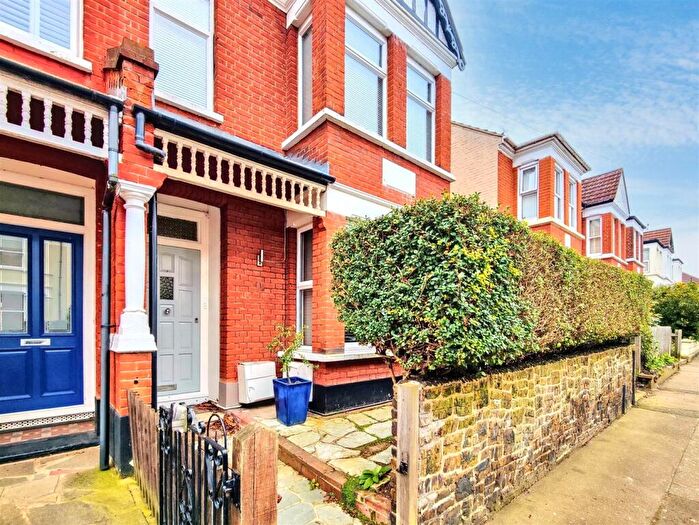 2 Bedroom Flat To Rent In Hermitage Road, Westcliff-On-Sea, SS0