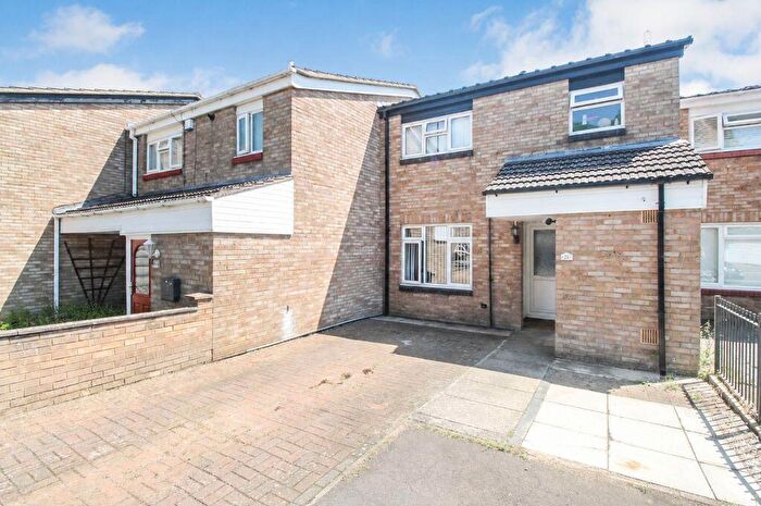 3 Bedroom Terraced House For Sale In Milburn Road, Bedford, MK41