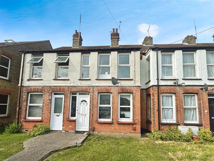 Studio To Rent In Carlingford Drive, Westcliff-On-Sea, SS0