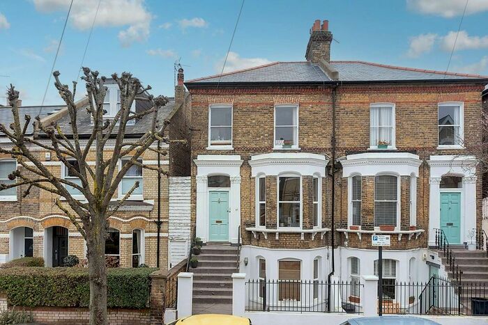 1 Bedroom Flat To Rent In Endlesham Road, Balham, London, SW12
