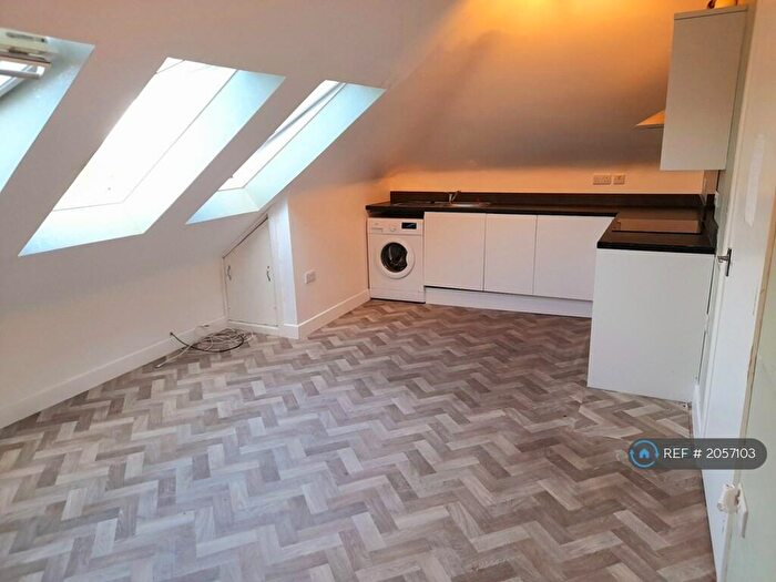 2 Bedroom Flat To Rent In Fairfield, Christchurch, BH23