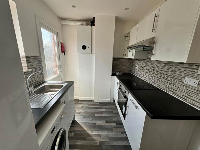 3 Bedroom Apartment To Rent In Parson Street, Hendon, NW4