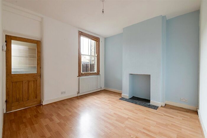 3 Bedroom Flat To Rent In Kenilworth Avenue, Walthamstow, E17