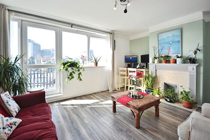 2 Bedroom Flat For Sale In Glenhurst Road, Brentford, TW8