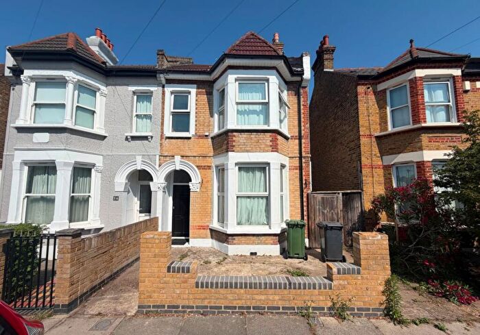 6 Bedroom Semi-Detached House For Sale In Albacore Crescent, Lewisham, London, SE13