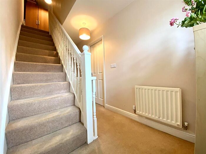 3 Bedroom Town House For Sale In Dale View, Longwood, Huddersfield, HD3