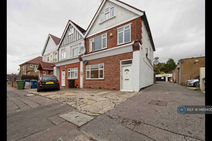 3 Bedroom Maisonette To Rent In Canada Park Parade, Edgware, HA8