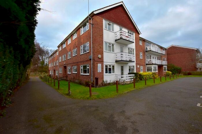 1 Bedroom Flat To Rent In Lovelace Gardens, Surbiton, KT6