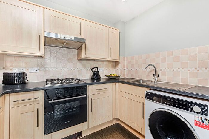 2 Bedroom Flat For Sale In Masons Hill, Bromley, BR2