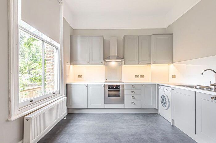 2 Bedroom Flat To Rent In The Barons, St Margarets, Twickenham, TW1