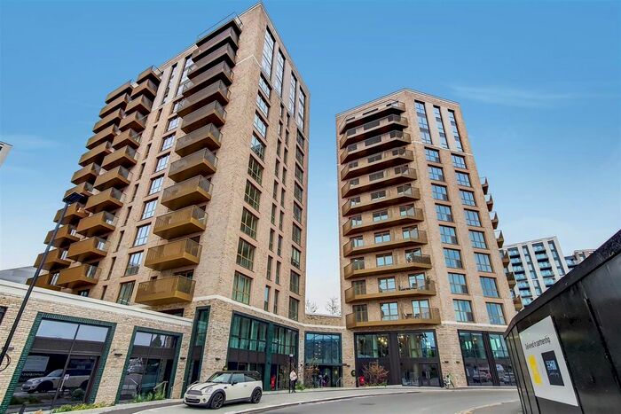 3 Bedroom Flat To Rent In Hive House, Capital Interchange Way, Brentford, TW8