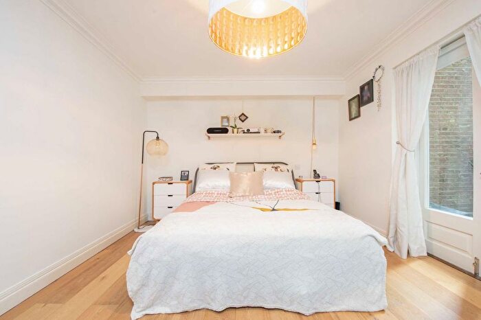 2 Bedroom Flat To Rent In Chesterton Road, London, W10