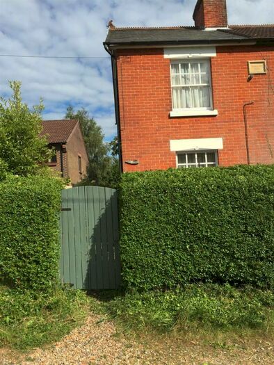 3 Bedroom Semi-Detached House To Rent In Two Church View, SO32