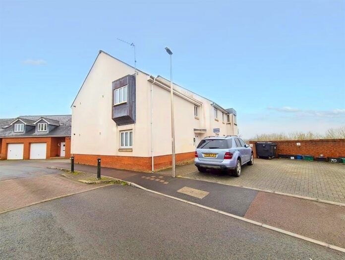 2 Bedroom Flat To Rent In Oakfields, Tiverton, EX16