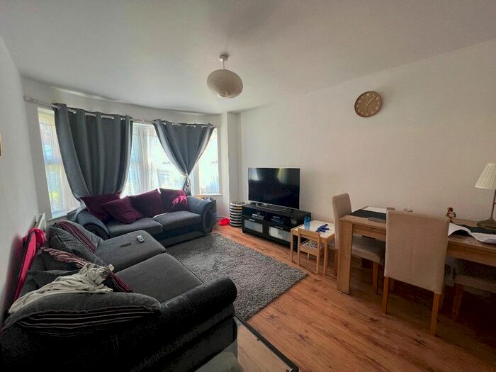 1 Bedroom Flat To Rent In Riverside House, Holden Road, London, N12