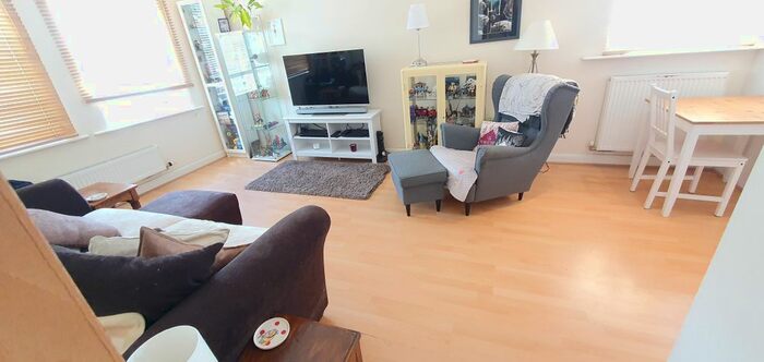 2 Bedroom Flat To Rent In Hatters Court, SK1