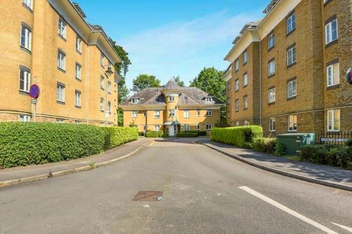 2 Bedroom Flat To Rent In Woking, GU21