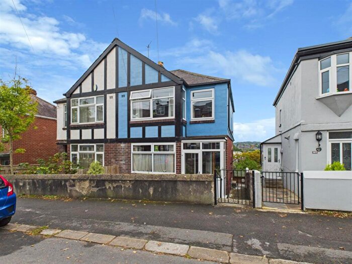 3 Bedroom Semi-Detached House For Sale In Machon Bank, Sheffield, S7
