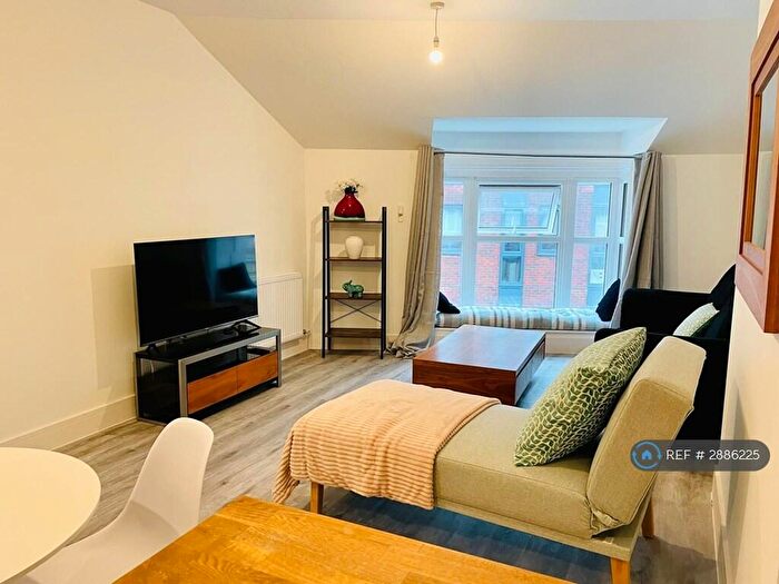 1 Bedroom Flat To Rent In Chertsey Road, Woking, GU21