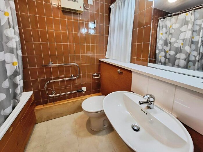 1 Bedroom Flat To Rent In Oakfield Court, Sale, M33
