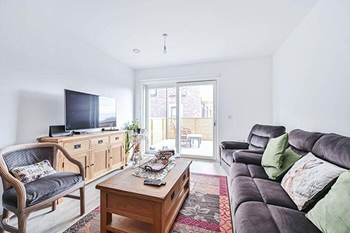 2 Bedroom Flat To Rent In Wintergreen Court, Hackney, London, E9