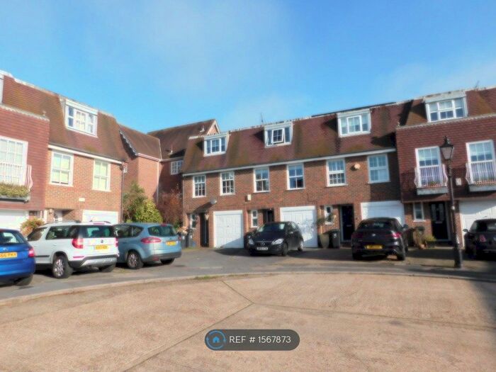 3 Bedroom Semi-Detached House To Rent In Wroths Path, Loughton, IG10