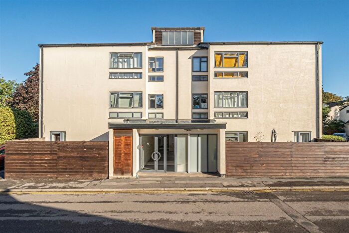 1 Bedroom Flat For Sale In Field View, Caversham, Reading, RG4