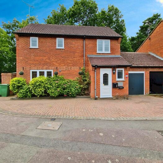 3 Bedroom Link Detached House To Rent In Marlborough View, Farnborough, GU14