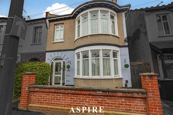 4 Bedroom Semi Detached House For Sale In Glenwood Avenue, Westcliff-On-Sea, SS0